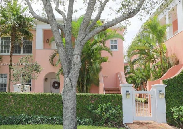 578 Loretto Avenue 5, Coral Gables, FL 33146