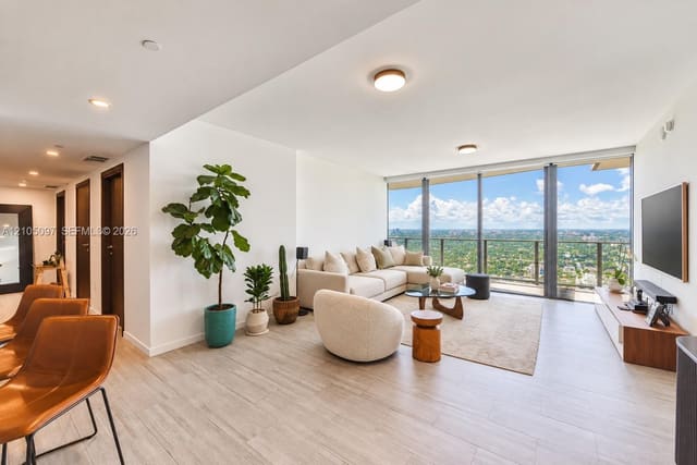1000 Brickell Plaza 4706, Miami, FL 33131