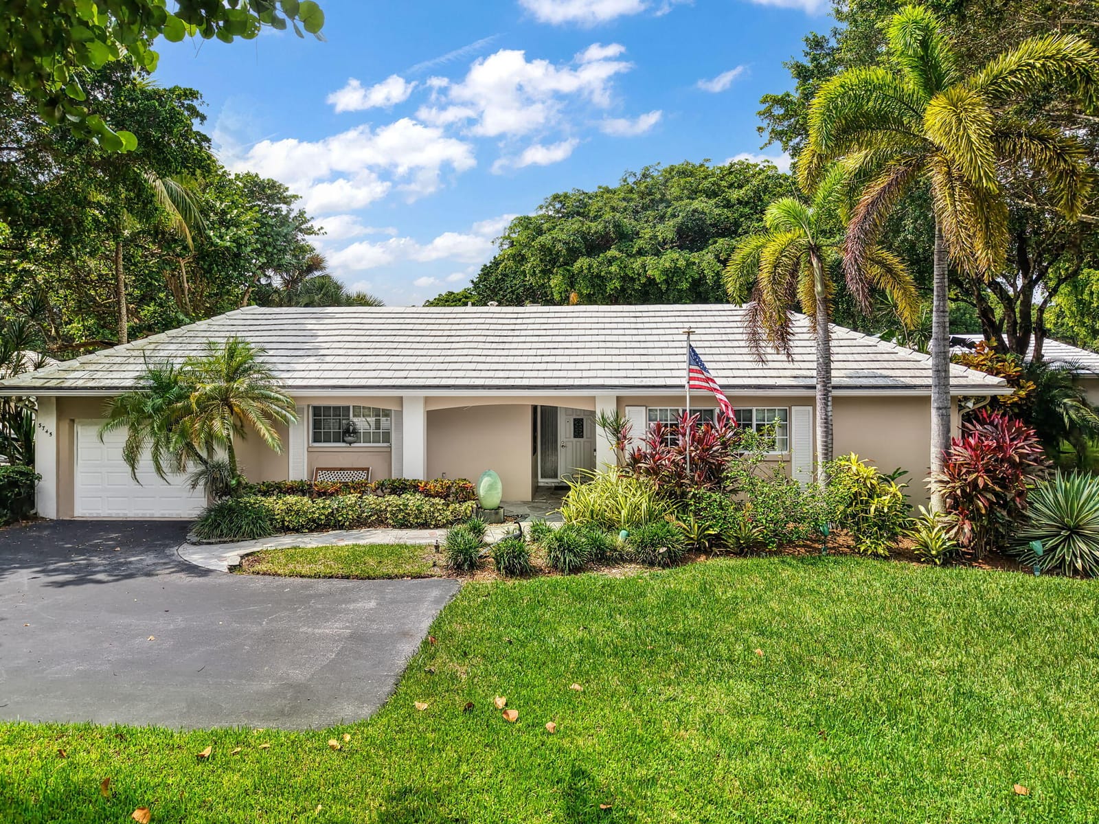 3745 OAKS CLUBHOUSE Drive V-8, Pompano Beach, FL 33069