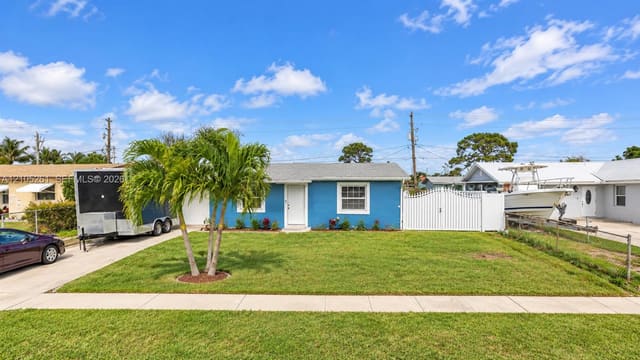 4947 N Royal Court N, West Palm Beach, FL 33415