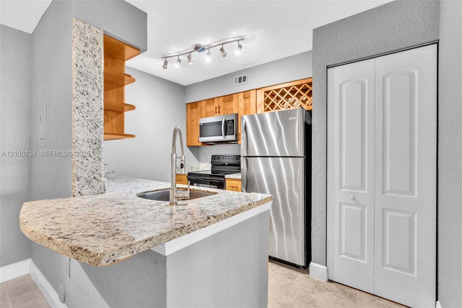 2831 N Oakland Forest Drive 113, Oakland Park, FL 33309