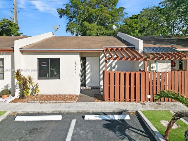 1711 NW 92nd Avenue, Pembroke Pines, FL 33024