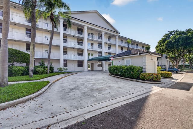 3710 WHITEHALL Drive 401, West Palm Beach, FL 33401
