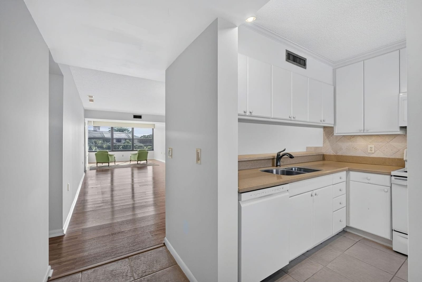 3710 WHITEHALL Drive 401 — photo 4