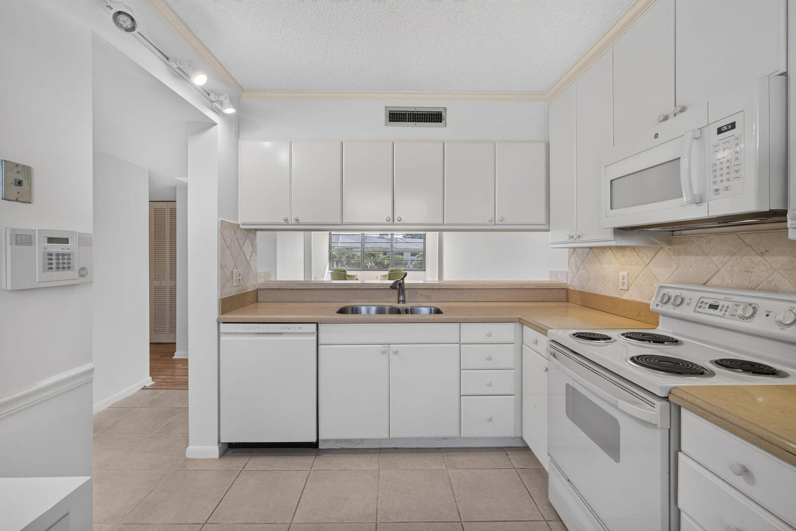 3710 WHITEHALL Drive 401 — photo 6