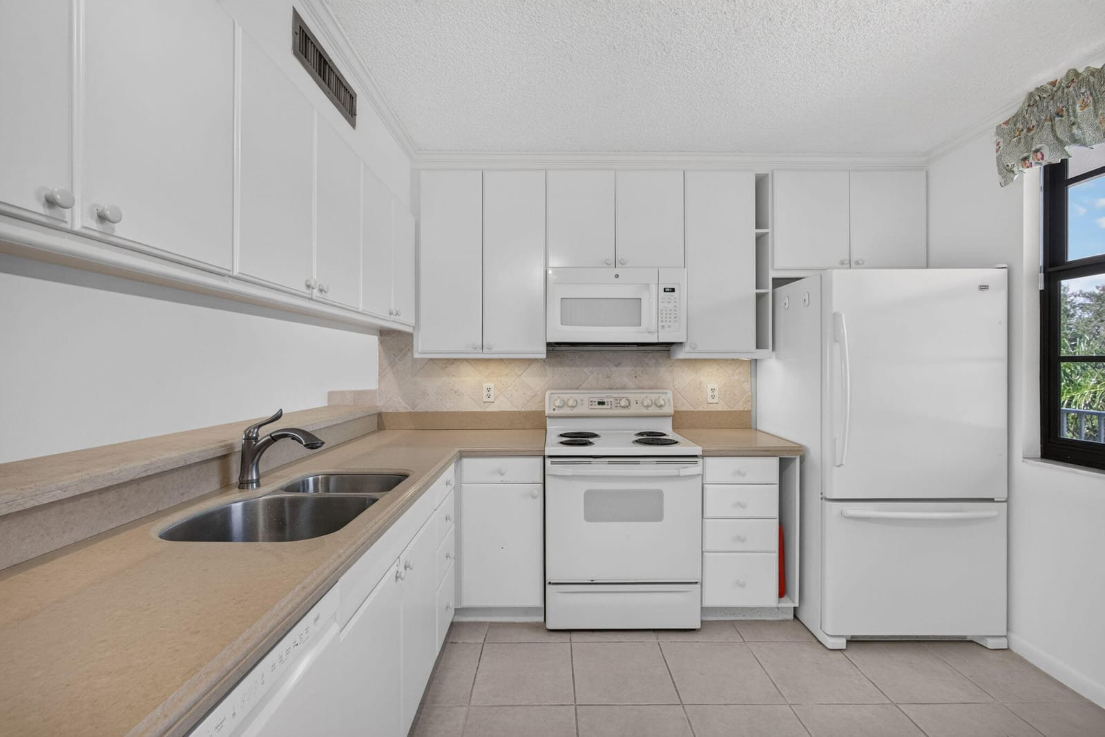 3710 WHITEHALL Drive 401 — photo 7