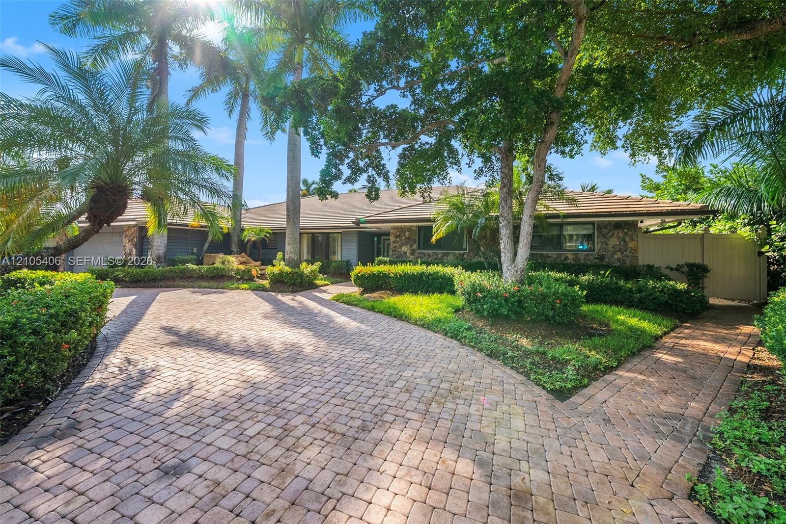 407 Sunset Drive — photo 1