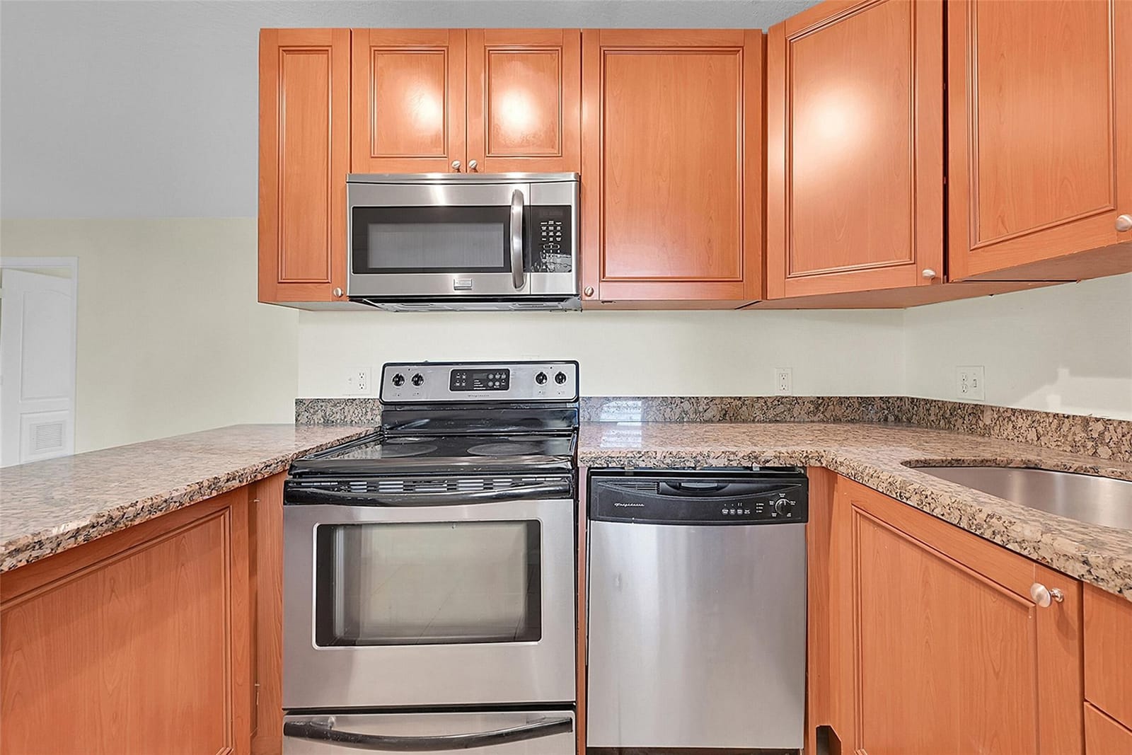 2655 NE 8th Avenue Apt 210 — photo 2