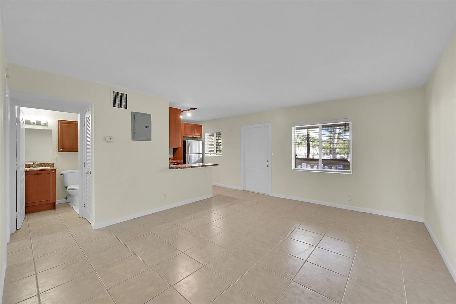 2655 NE 8th Avenue Apt 210 — photo 6