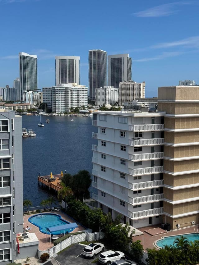 427 GOLDEN ISLES 9G, Hallandale Beach, FL 33009