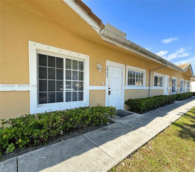 3942 SW 48th Avenue, Pembroke Park, FL 33023