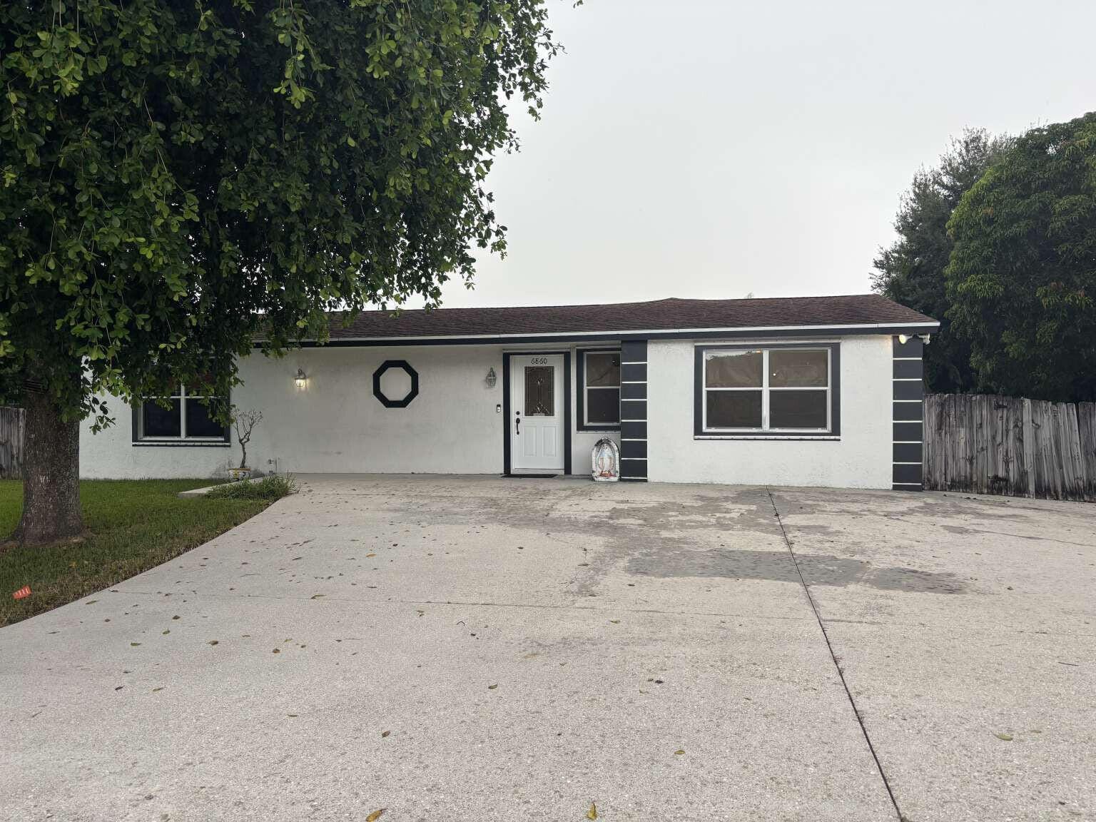 6860 Venetian Drive — photo 1