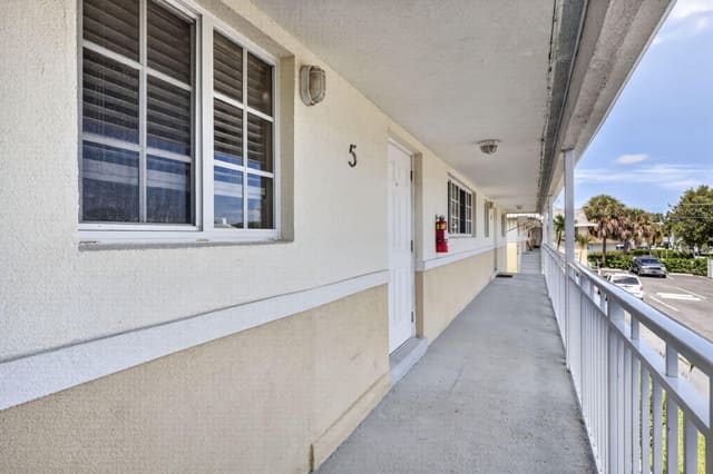 405 SOUTHWIND Drive 5, North Palm Beach, FL 33408