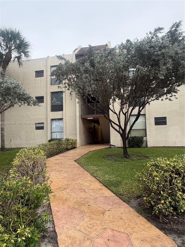 8050 W Mcnab Road 121, Tamarac, FL 33321
