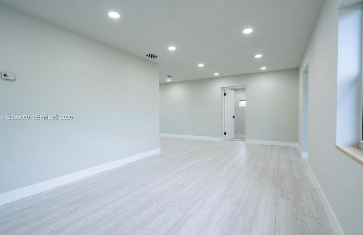 1550 NE 9th Court — photo 4