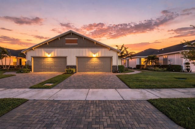 1961 SE Crosswood Way, Port St. Lucie, FL 34984